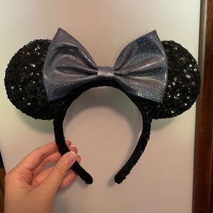 Disney Minnie Mouse ears with blue bow